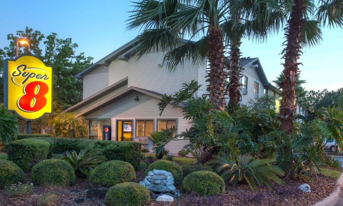 Gainesville Hotel | Super-8-Gainesville-I-75-Hospital-University-Area