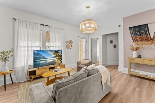 Historic Downtown Kissimmee House | SUPER BOHO - LAKE TOHO FISHiNG WATER FRONTs