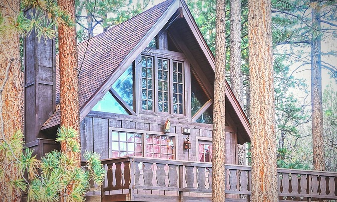 Upper Moonridge Ski Chalet | Super Cozy 'Chalet Edelweiss' A-Frame Swiss Chalet w/Netflix + Pet friendly🐶
