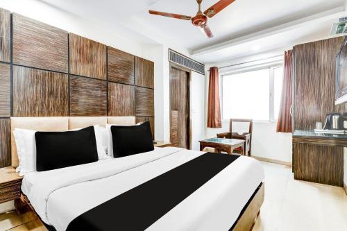Paharganj Hotel | Super Townhouse Arakashan Road Paharganj formerly Mohan international