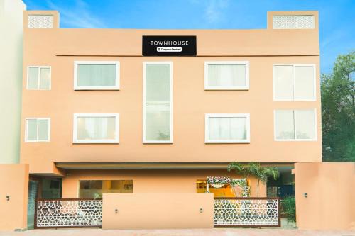 Gomti Nagar Hotel | Super Townhouse Viraj Khand Formerly Veridian Inn