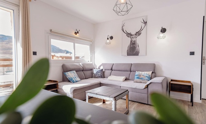Mont-de-Lans Apartment | Superb 16/18 person apartment with sauna, at the foot of the chairlift, WiFi, table soccer
