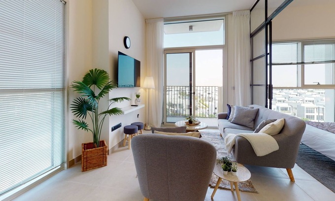 Emirates Hills Apartment | SuperHost - High-End apartment With Burj Khalifa Glimpse