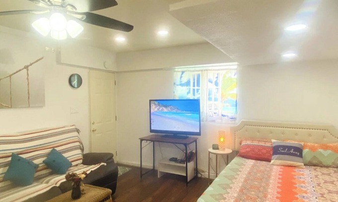 Huntington Beach Cottage | Surf Shack! Cozy charming hidden gem by Ocean