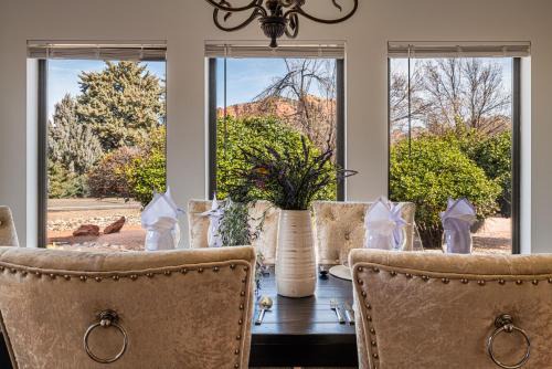 Oak Creek House | Surrounding Red Rock Views, Close to Trails, Enjoy Local Wildlife!