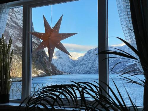 Flåm House | Svingen Guesthouse - Panoramic Fjord Views in Flåm