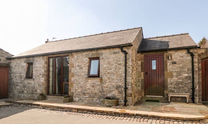 Millers Dale Cottage | SWALLOW BARN, pet friendly, character holiday cottage in Priestcliffe