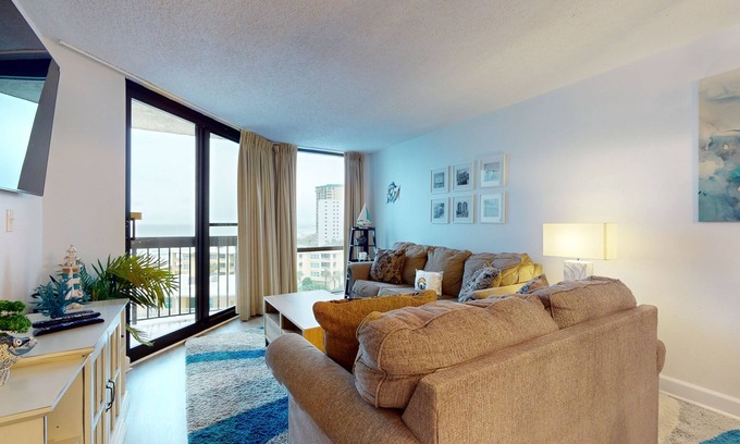 Destin Condo | Swanky beachfront hotel-style condo w/shared pool, hot tub, and beach access!