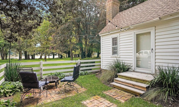 Locustville Apartment | Sweet 1BDR Farm Cottage with Fire Pit and Creek View