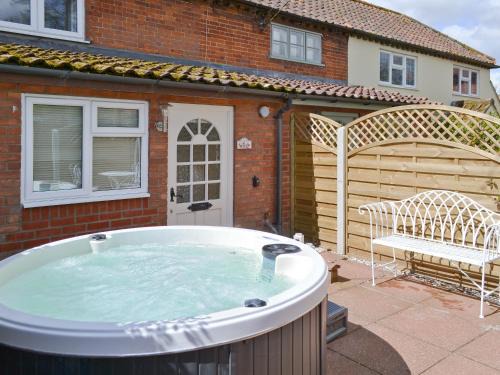 Holt House | Sweet Pea Cottage- 28322