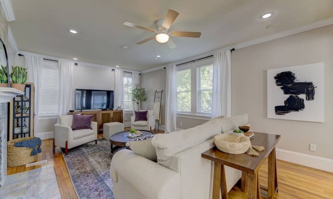 Earlewood House | Sweet Suite on Sunset 4BD 3 BA Home + 1BD 1 BA Guest Cottage