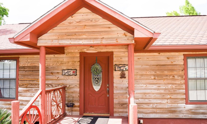 Gardner Cottage | Sweetheart Retreat Queen-Suite-Jetted Tub-Balcony