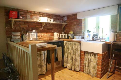 East Dereham House | Swift Host - Rose Lodge - Sleeps 4 - Gardens - Dereham - Pet Friendly