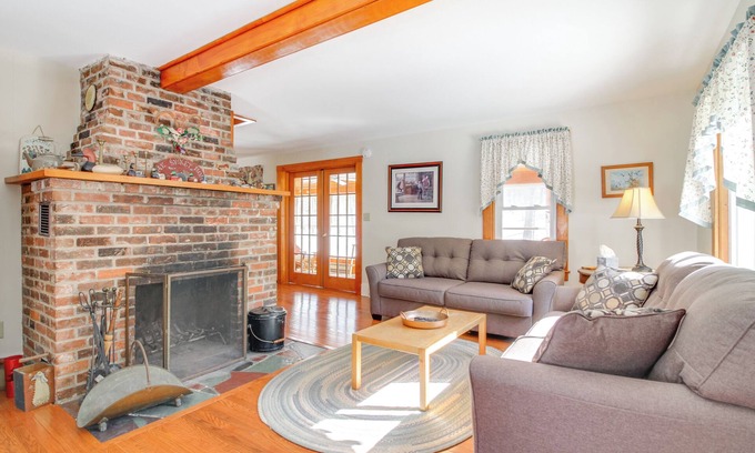Ludlow House | Swim, Ski & Sip: Lakefront Retreat in Plymouth
