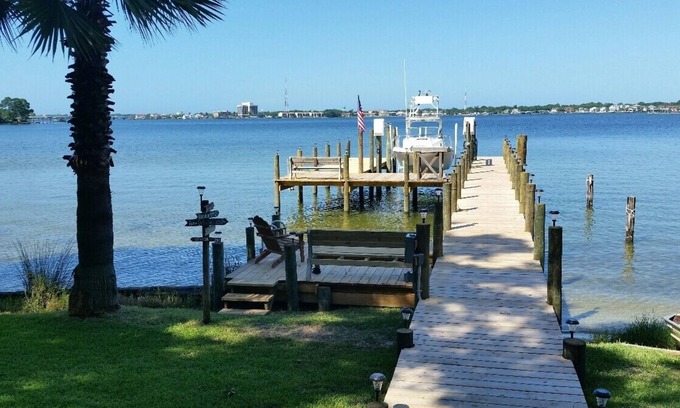 Shalimar Apartment | Sylvia's Suite Dreams-kayak and paddleboard free, close to Destin & best beaches
