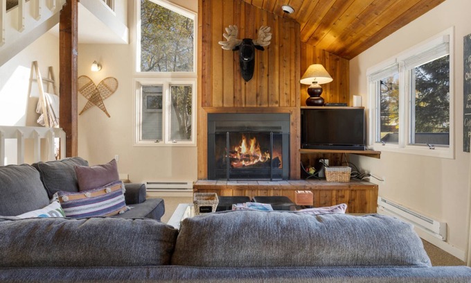 Eagle-Vail House | Take a Getaway with the Whole Family, Including the Dog! 4BR Home, Hot Tub and Mountain Views