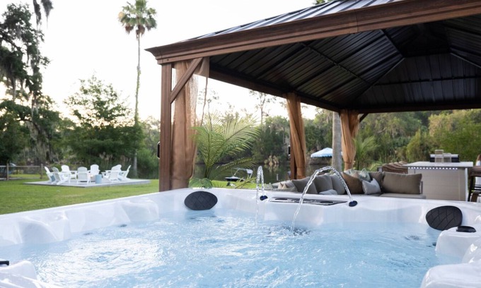 Savannah House | Talahi Tides Retreat: Lake, Spa, Near Downtown and Tybee Beach