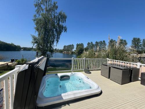 Tattershall House | Tattershall Lakes Sunset View Caravan Lakeside, Hot Tub, Garden, Private Fishing Peg & WiFi