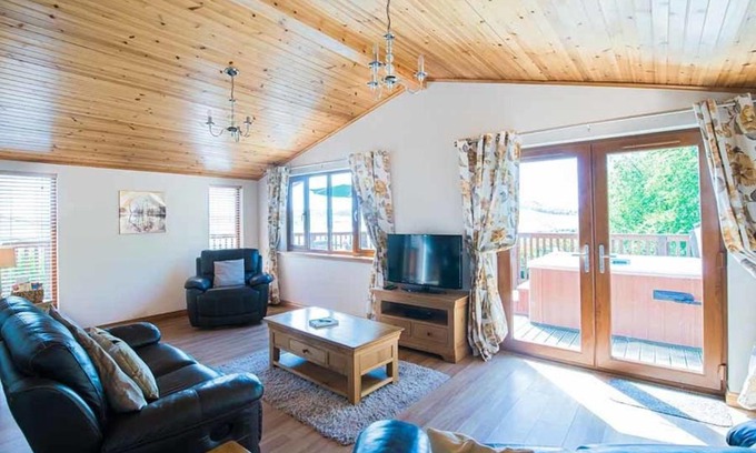 Cupar House | Tawny Lodge with Hot Tub near Cupar Fife