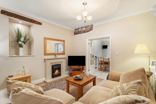 Tenby House | Tenby Cwtch - Short Walk to Beach