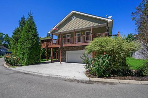 Gatlinburg - Pigeon Forge House | Tennessee Time Out - Entire Cottage Hot Tub, Creek, No Steep Roads