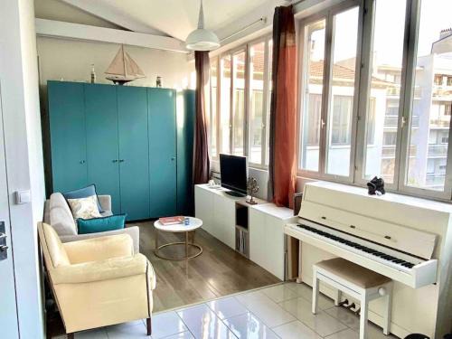 Clichy Apartment | The Artist