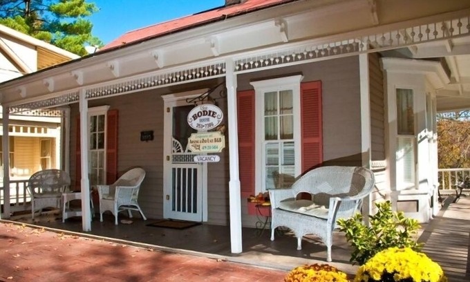 Eureka Springs Historic District Cottage | The Best Historic District Victorian Cottage in Eureka Springs
