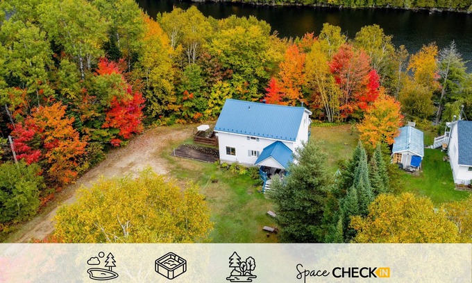 Saint-Emile-de-Suffolk Ski Chalet | The Biloba | Spa | Lakefront | Kayaks | Fireplace