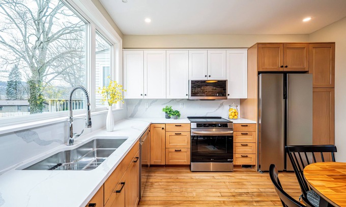 Oakmont House | The Blue House in Oakmont, PA - 4 BR 3.5 Baths; 1 mile to Oakmont Country Club!