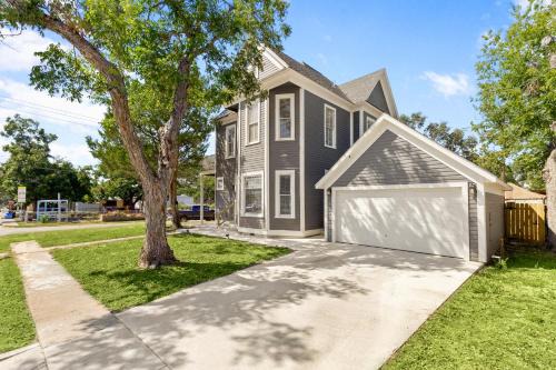 Seguin House | The Bowie Grand - Historic Comfort in Seguin