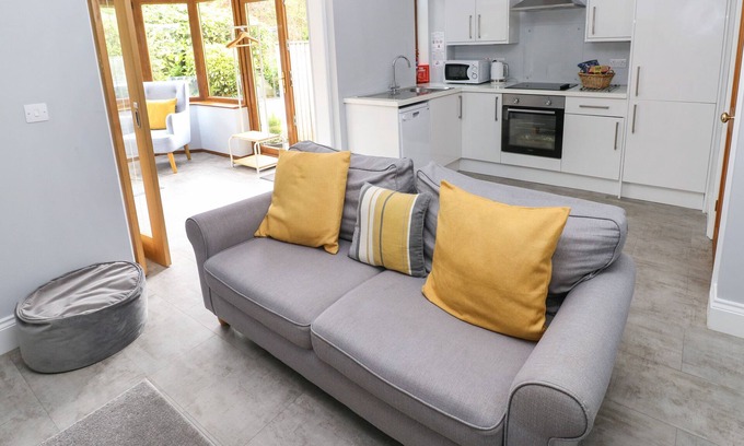 Wiseman's Bridge Cottage | THE BRIARS, country holiday cottage, with hot tub in Stepaside