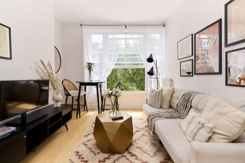 Cantelowes Apartment | The Camden Hideout - Modish and Bright 2BDR Flat