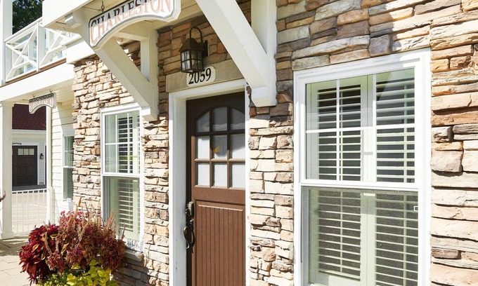 Holland Ski Chalet | "The Charleston" Luxury Townhome, Pool, Hot Tub, Golf Membership, Near Lake and Beaches