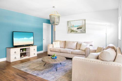 East Naples House | The Coastal Dream! Only 3miles to the beach, Fast WiFi, Garage