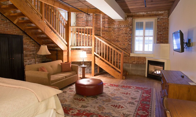 Claremont Hotel | The Common Man Inn & Restaurant