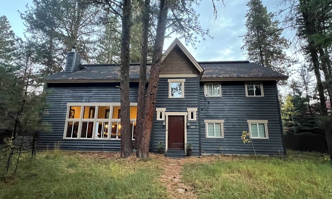 McCall Cabin | The Conifer Lodge in heart of Mccall. Central location for large gatherings!