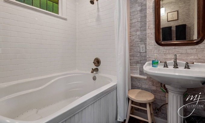 Eureka Springs Historic District Cottage | The Cottage at The 1883 Peabody House