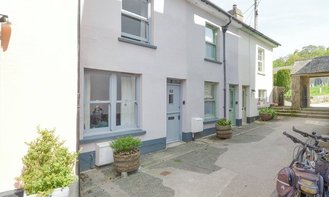 Chagford Cottage | THE COTTAGE ON THE SQUARE, with a garden in Chagford