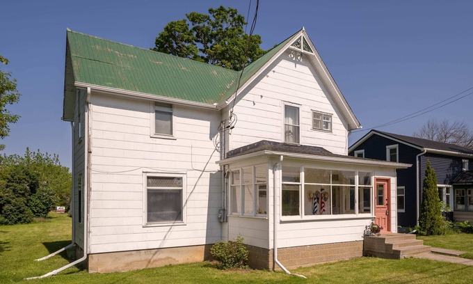 Consecon House | The County Getaway ...The Vintage of Prince Edward