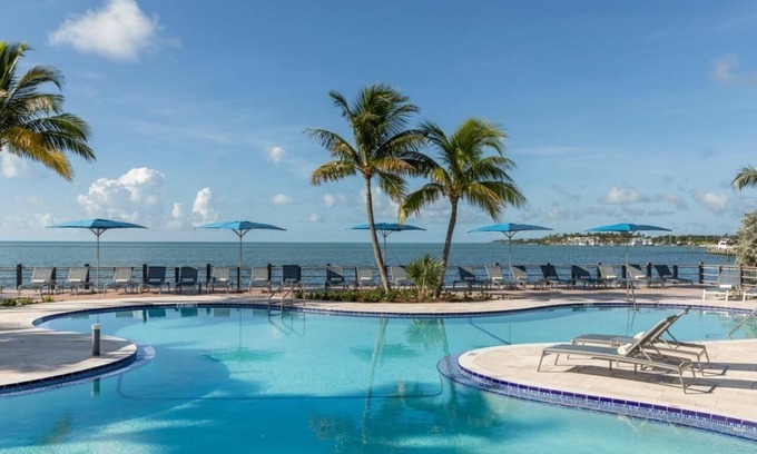 Islamorada Hotel | The Cove, Age 21 Plus, Guest room, 1 King, Ocean view, Balcony