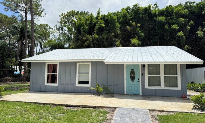 Jupiter Farms House | The Cozy Coaststead in Quiet Equestrian Neighborhood in Jupiter Close to Beach