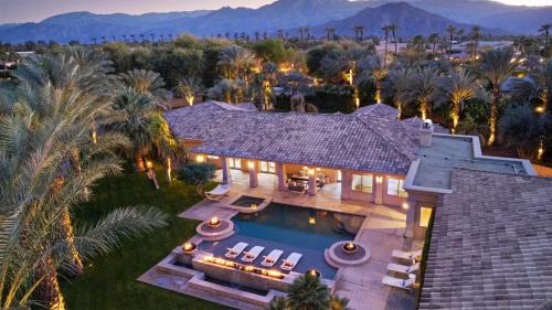 Indio Villa | The Date Palm Estate by AvantStay Expansive Estate w Game room Backyard Oasis w Pool Spa