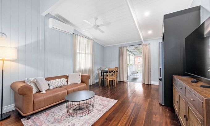 New Farm Apartment | The Deck! 2 Bed/1 Bath/1 Car ~ New Farm