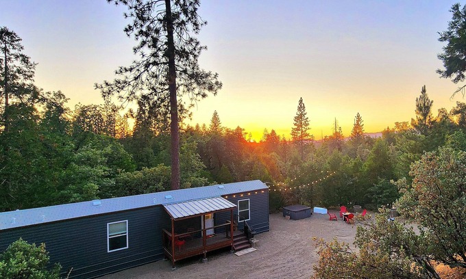 Oakhurst Cottage | The Fox Den~cabin near Bass Lake w/a spa, fire pit, king bed & forest access