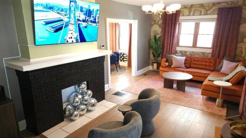 Weinland Park House | The Funky Fun Haus - Pickleball, Hot Tub, Arcade