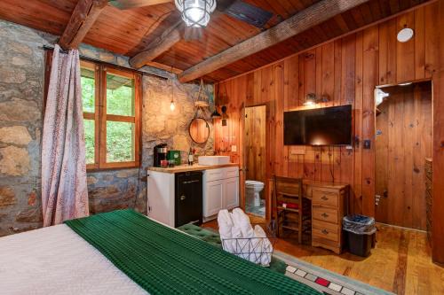 Waynesville Apartment | The Furry Lodge Suite 5