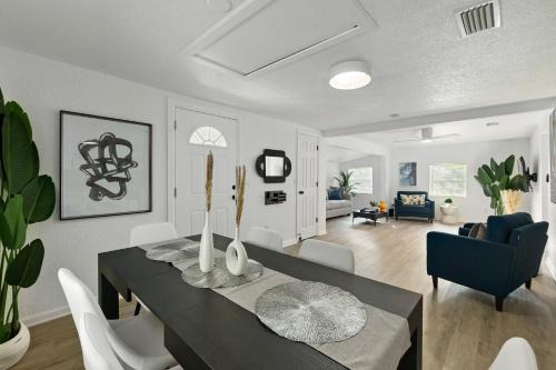 St. Augustine House | The Garden Cottage - Pet Friendly & 5 Mins to Town