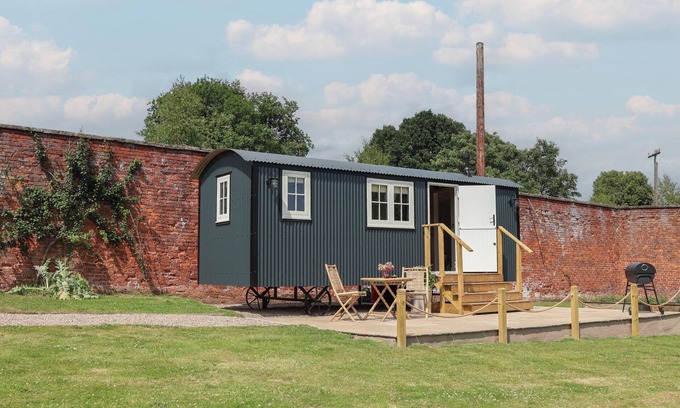 Wrexham Cottage | THE GARDEN HUT, romantic, with a garden in Cefn Park Estate
