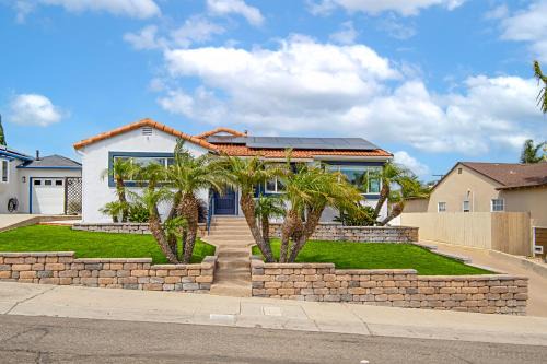 Loma Portal House | The Gathering Place - Guest Favorite with Huge Yard
