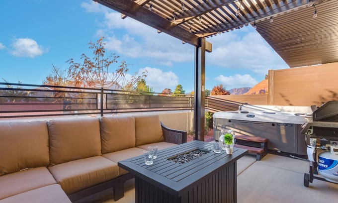Ivins House | The Gathering Place | Private Hot Tub, Kayaks, BBQ Grill & Beautiful Resort Pool